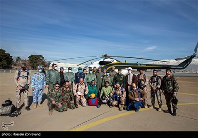 عکس بادگاری چتربازان سپاه پاسدران با سرتیپ خلبان عزیز نصیرزاده، فرماندهی نیروی هوایی ارتش