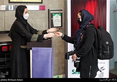 اهدا گل به مناسبت روز زن در سی و نهمین جشنواره فیلم فجر پردیس ملت 