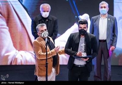 اهداء سیمرغ بلورین بهترین جلوه‌های ویژه میدانی سی و نهمین جشنواره فیلم فجر به ایمان کرمیان برای فیلم تک‌تیرانداز