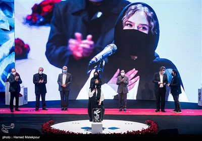 اهداء دیپلم افتخار بهترین بازیگر نقش اصلی زن سی و نهمین جشنواره فیلم فجر به ستاره پسیانی برای فیلم یَدو