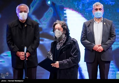 اهداء سیمرغ بلورین بهترین موسیقی متن سی و نهمین جشنواره فیلم فجر به حامد ثابت برای فیلم بی همه چیز