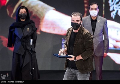اهداء سیمرغ بلورین بهترین فیلمنامه اقتباسی سی و نهمین جشنواره فیلم فجر به محسن قرایی برای فیلم بی همه چیز