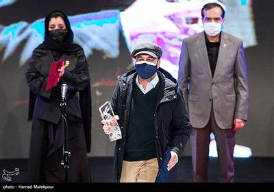 اهداء سیمرغ بلورین بهترین بازیگر نقش اصلی مرد سی و نهمین جشنواره فیلم فجر به رضا عطاران برای فیلم روشن