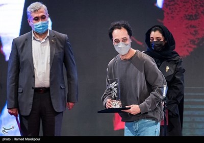 اهداء سیمرغ بلورین بهترین فیلمبرداری سی و نهمین جشنواره فیلم فجر به مرتضی نجفی برای فیلم‌های روشن و یَدو