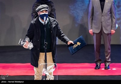 اهداء سیمرغ بلورین بهترین بازیگر نقش اصلی مرد سی و نهمین جشنواره فیلم فجر به رضا عطاران برای فیلم روشن