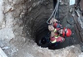 نجات معجزه‌آسای کارگر مدفون شده از زیر خاک + تصاویر