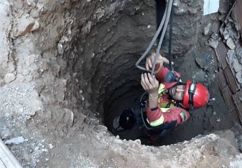 نجات معجزه‌آسای کارگر مدفون شده از زیر خاک + تصاویر