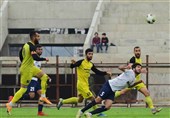 حمله و ضرب و شتم داور در بازی فوتبال نود ارومیه و شاهین عامری بوشهر + فیلم