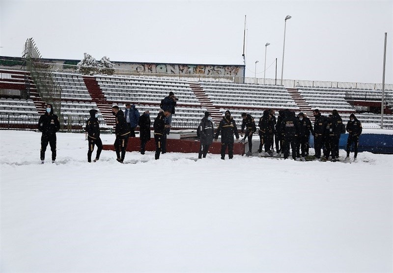 آماده‌سازی ورزشگاه برفی برای بازی تیم انصاری‌فرد + عکس
