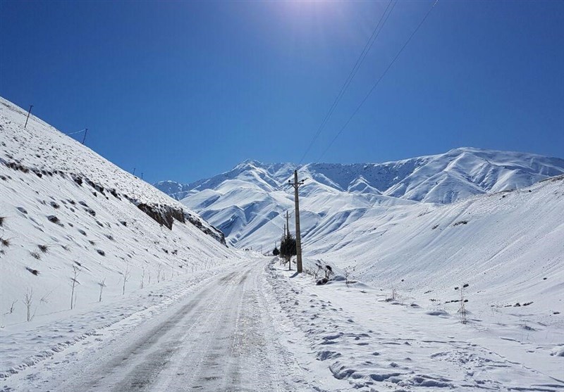 بارش برف راه ارتباطی 56 روستای کوهرنگ را مسدود کرد