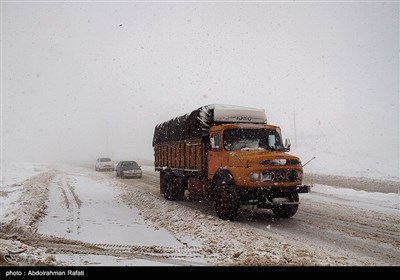 بارش برف سنگین در گردنه اسدآباد همدان