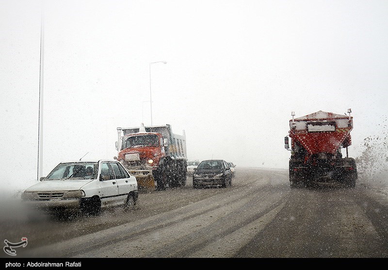 وضعیت راههای کشور؛ بارش برف و باران در جاده‌های 24 استان