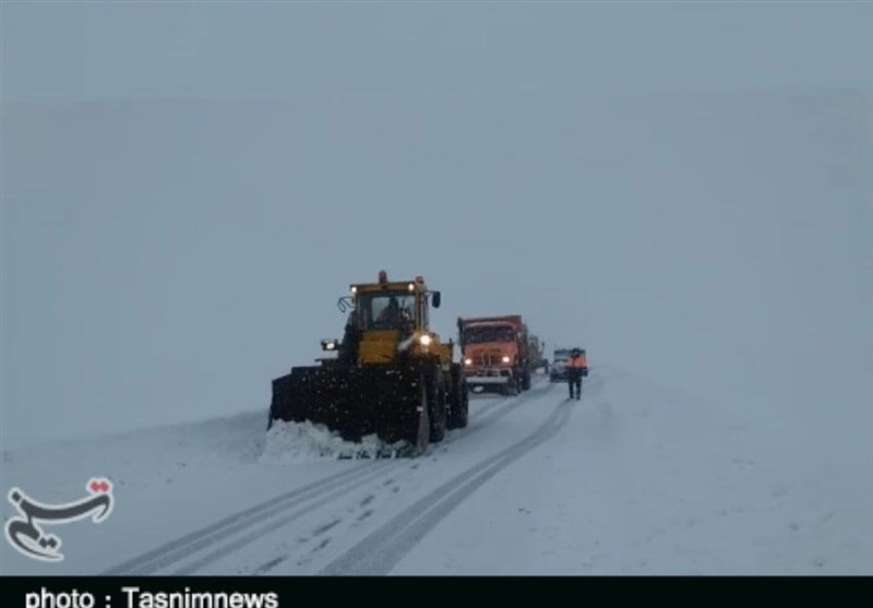 بارش برف راه ارتباطی 827 روستای استان لرستان را مسدود کرد