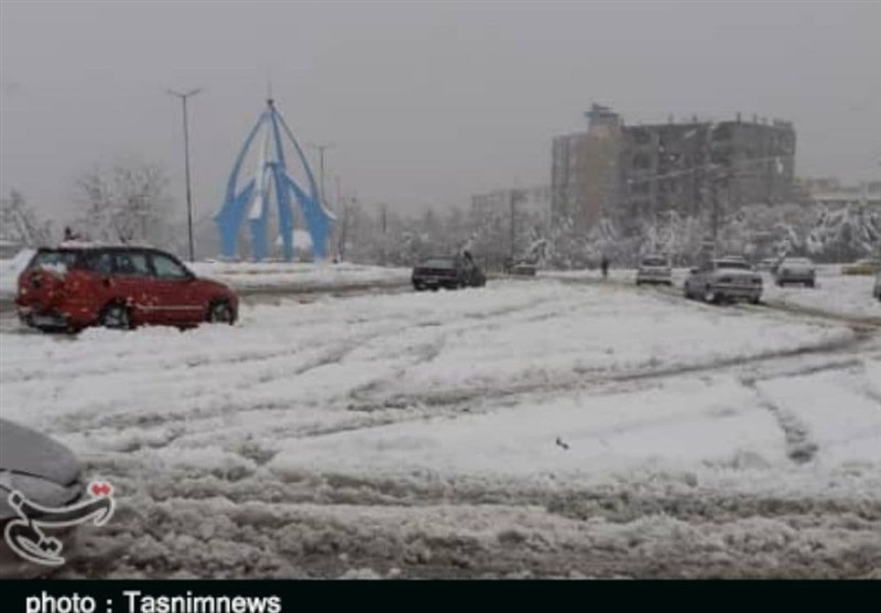 بارش برف و باران در محورهای مواصلاتی استان لرستان سبب کندی تردد شده است