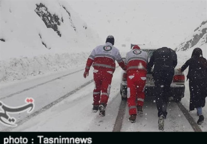 371 مسافر گرفتار در برف و کولاک لرستان امداد رسانی شدند + تصاویر
