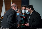 تجلیل از سیدعباس میرهاشمی هنرمند پیشکسوت رشته عکاسی در آیین اختتامیه ششمین دوره جشنواره هنر مقاومت