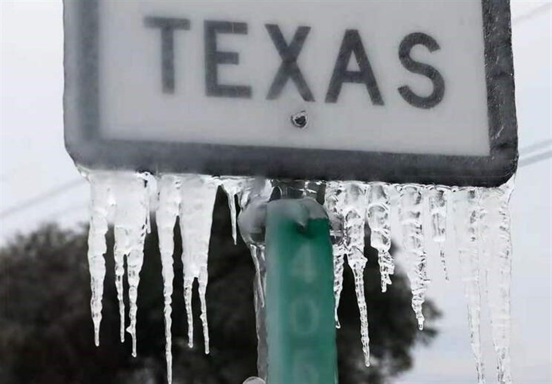 مردم خشمگین و سرمازدۀ تگزاس در تنگنای قطع آب و برق+فیلم و تصاویر