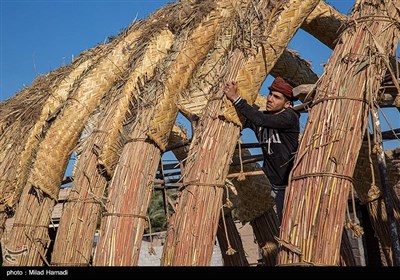 مضیف جزو سازه‌های پایدار است، با مصالحی بومی منطقه خوزستان که تاثیر مخرب زیست محیطی ندارند: «تمام سازه مضیف، نی است، بعضی قسمت‌ها، نی پاک شده و بعضی قسمت‌ها نی با پوست. سقف آن هم از بوریاست که باز هم از نی بافته می‌شود.اما با وجود مصالح ساده‌اش طوری ساخته می‌شود که در برابر باران و باد ایمن است. 