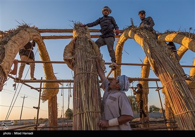 مضیف جزو سازه‌های پایدار است، با مصالحی بومی منطقه خوزستان که تاثیر مخرب زیست محیطی ندارند: «تمام سازه مضیف، نی است، بعضی قسمت‌ها، نی پاک شده و بعضی قسمت‌ها نی با پوست. سقف آن هم از بوریاست که باز هم از نی بافته می‌شود.اما با وجود مصالح ساده‌اش طوری ساخته می‌شود که در برابر باران و باد ایمن است. 