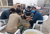 جهاد ادامه‌دار گروه‌های جهادی شیراز در «سی‌سخت»؛ توزیع غذای گرم میان زلزله‌زدگان
