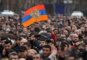 حمله معترضان ارمنی به ساختمان دولت