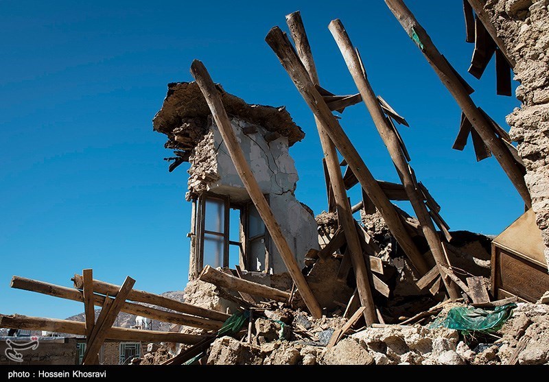 آخرین وضعیت مناطق زلزله‌زده دنا بعد از گذشت ۲ سال/ از ۸۷۰ واحد مسکونی نیمه‌تمام تا زندگی در کانکس + تصاویر