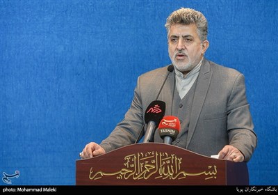 محسن طاهری در مراسم عصر شعر زیر یک سقف