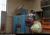 روایت تسنیم از کارگرانی که زبالههای کرونایی بیمارستانها را جمع میکنند / اینجا فقط "عشق" حرف میزند