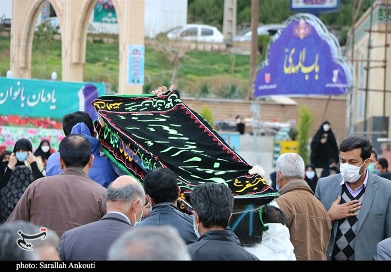 وداع مردم کرمان با &quot;ننه علی&quot; جبهه‌ها + تصاویر