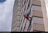 مانور آتش‌نشانی در هتل 26 طبقه پارسیان/ نجات مصدوم با عملیات راپل + فیلم و تصاویر