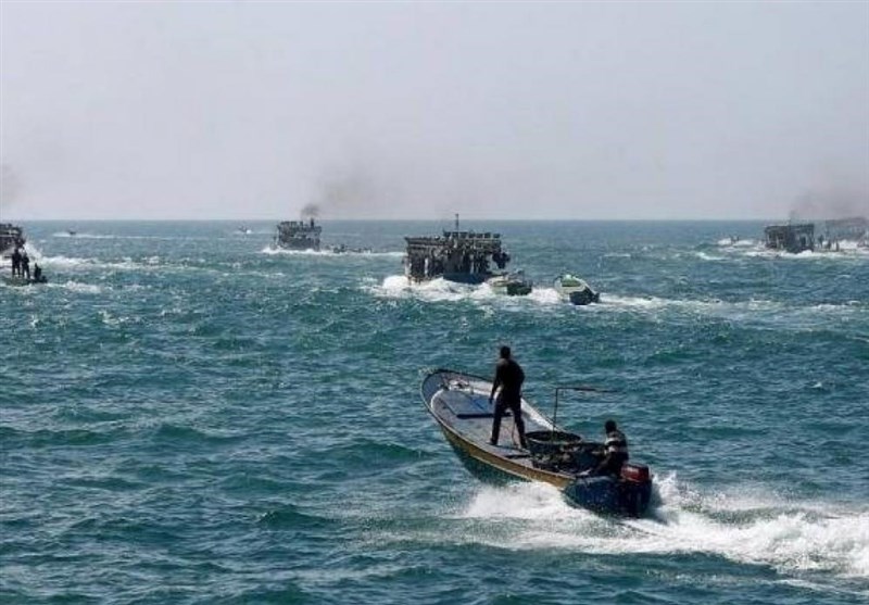 زوارق الاحتلال تستهدف مراکب الصیادین فی عرض بحر وسط قطاع غزة