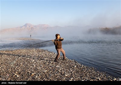 ماهیگیری در حاشیه رودخانه ارس . 
