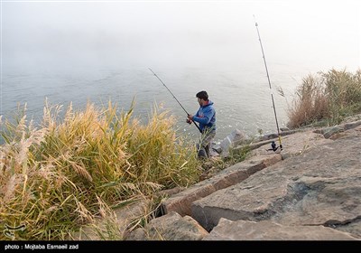 ماهیگیری در حاشیه رودخانه ارس . 