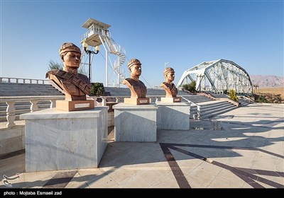 در زمان جنگ جهانی دوم و در حین هجومِ نیروهای روس به مرزهای ایران سه تن از مرزبانان ایرانی، سید محمد راثی هاشمی، عبدالله شهریاری و ملک محمدی ، مقابل نیروهای مهاجم بر روی این پل مقاومت نموده و از خاک میهنشان دفاع کردند جهت ارج نهادن به این مقاومت‌ها، پیکر این سه مدافع را در محل شهادتشان در کنار خط آهن این پل به خاک سپردند.