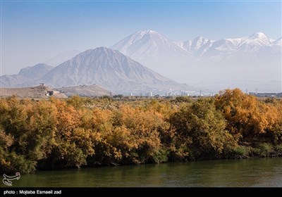 کوه کیامکی به ارتفاع ۳۳۴۷ متر از سطح دریا یکی از قلل زیبا و سرسبز کنار رودخانه مرزی ارس می‌باشد و در گویش محلی به کمکی داغ یا کمچی داغ شهرت دارد. کیامکی داغ در منطقه ارسباران و روی سلسله کوه قره داغ واقع شده و ۲۲۰ کیلومتر طول و بین ۳۰ تا ۶۵ کیلومتر عرض دارد