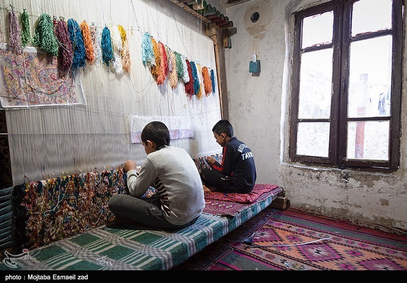 از شاخص ترین صنایع دستی آذربایجان و شهر جلفا ، فرش دستباف است و برخی از اهالی روستاهای شهرستان جلفا ، در خانه های خود کارگاه سنتی فرش بافی دارند .