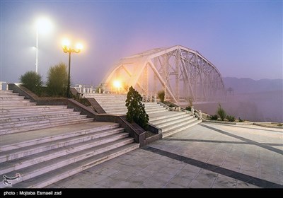 پل آهنی در شهر مرزی جلفا بر روی رودخانه ارس ساخته شده‌است که مرز ارتباطی ریلی ایران و جمهوری آذربایجان را فراهم می‌سازد.