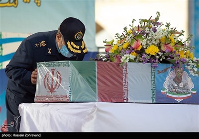 ادای احترام امیر سرتیپ خلبان عزیز نصیرزاده فرمانده نیروی هوایی ارتش به پیکر خلبان شهید بیک‌ محمدی 