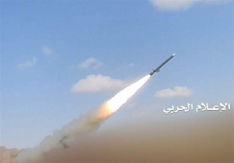 القوة الصاروخیة الیمنیة تقصف هدفاً عسکریاً حساساً بمطار أبها الدولی بصاروخ جدید