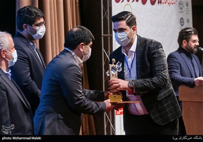 آیین اعطای تندیس ملی فداکاری به دانشجویان ایرانی