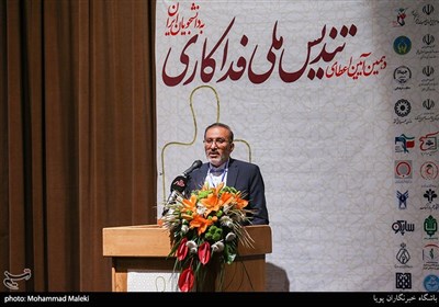 سخنرانی رحیمیان دبیر دهمین آیین اعطای تندیس ملی فداکاری به دانشجویان ایرانی