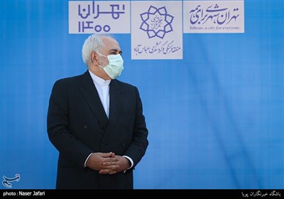 محمدجواد ظریف وزیر امورخارجه در کاشت نهال دوستی باهم برای زمین