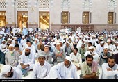 زائران و نمازگزاران مسجد النبی در مدینه منوره 