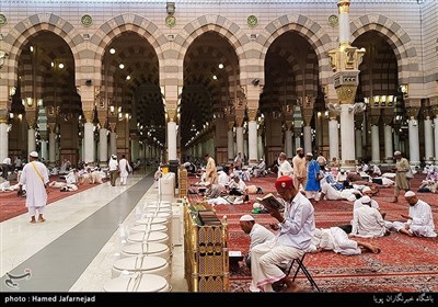زائران و نمازگزاران مسجد النبی در مدینه منوره 