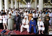 زائران و نمازگزاران مسجد النبی در مدینه منوره