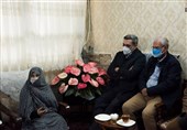 تجلیل سخنگوی دولت از مقام شهدا با حضور در منزل شهیدان خالقی‌پور
