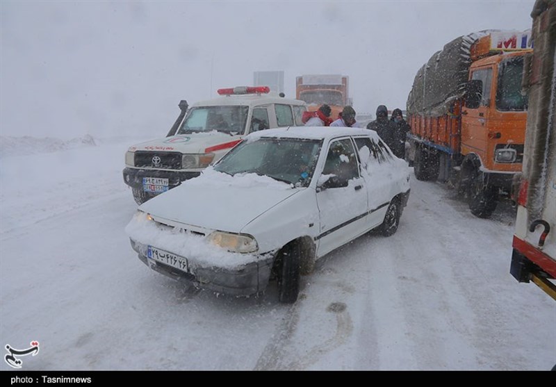 برف جاده‌های استان سمنان و خواب چشمان مدیران بحران را گرفته است + فیلم