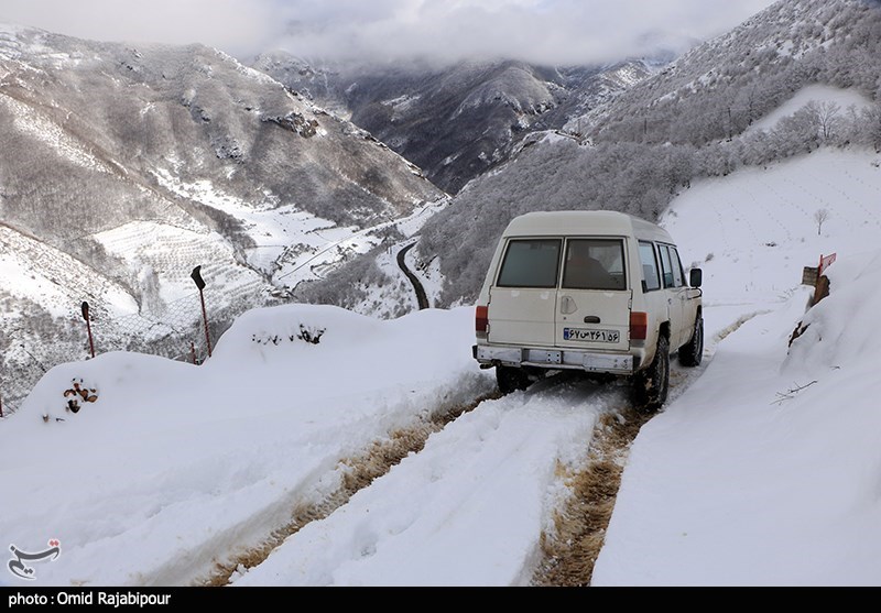 کاهش 10 تا 12 درجه‌ای دمای هوا در گلستان؛ مسافران در برف و باران گرفتار می‌شوند