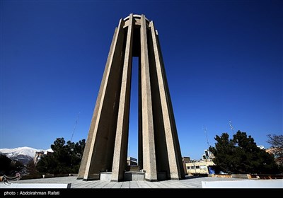  این آرامگاه با ۱۲ ستون بنا شده که نمادی از ۱۲ دانشی است که ابوعلی سینا در روزگار خود بر همه آن‌ها چیره بود.