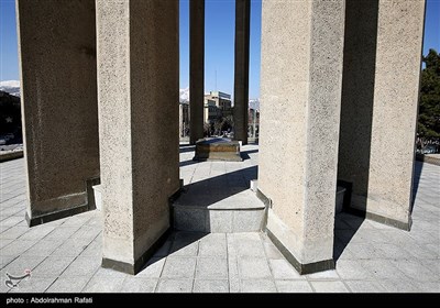  این آرامگاه با ۱۲ ستون بنا شده که نمادی از ۱۲ دانشی است که ابوعلی سینا در روزگار خود بر همه آن‌ها چیره بود.